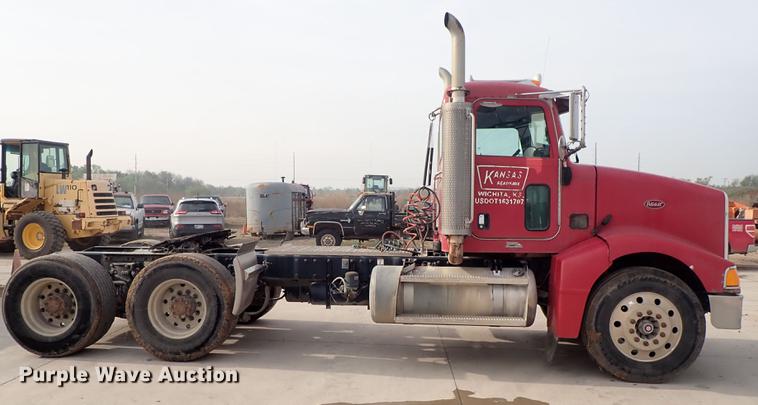 image for item DF8858 2007 Peterbilt 385 semi truck
