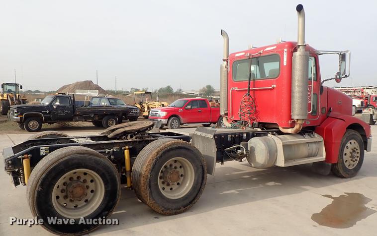image for item DF8858 2007 Peterbilt 385 semi truck