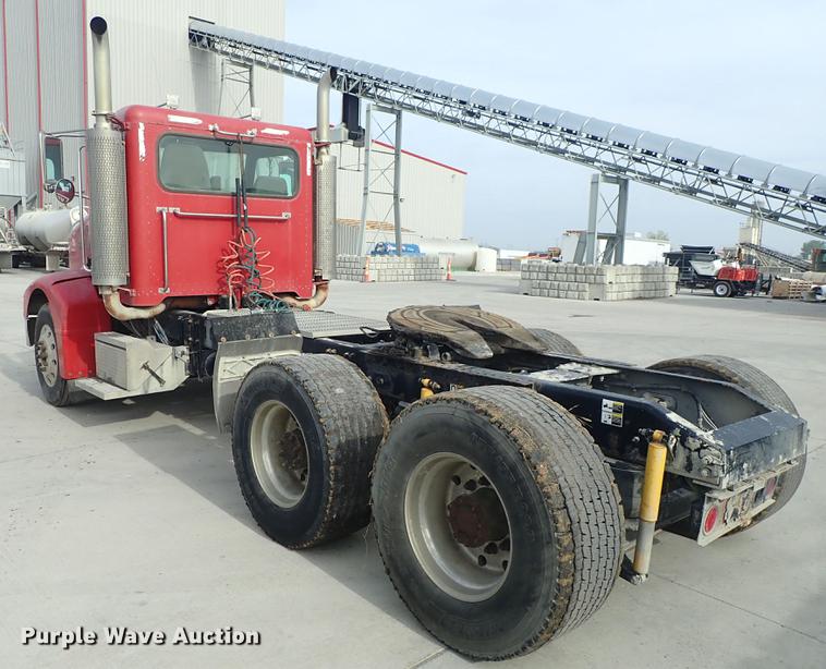 image for item DF8858 2007 Peterbilt 385 semi truck