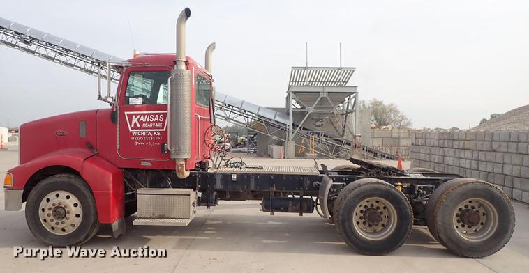 image for item DF8858 2007 Peterbilt 385 semi truck