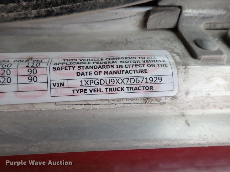 image for item DF8858 2007 Peterbilt 385 semi truck