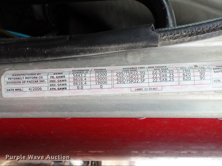 image for item DF8858 2007 Peterbilt 385 semi truck