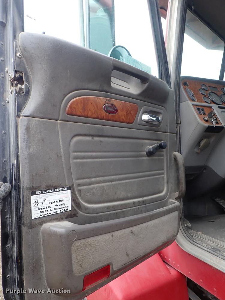 image for item DF8858 2007 Peterbilt 385 semi truck