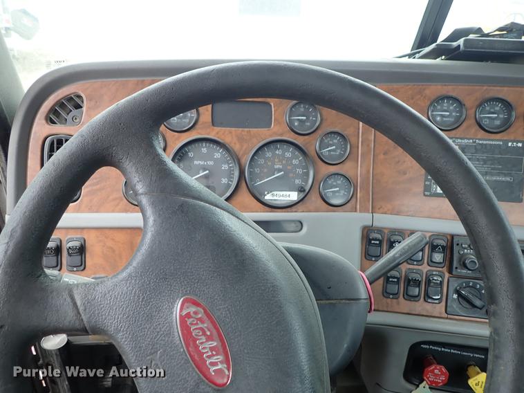image for item DF8858 2007 Peterbilt 385 semi truck