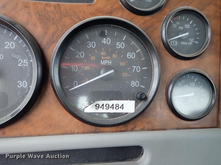 image for item DF8858 2007 Peterbilt 385 semi truck