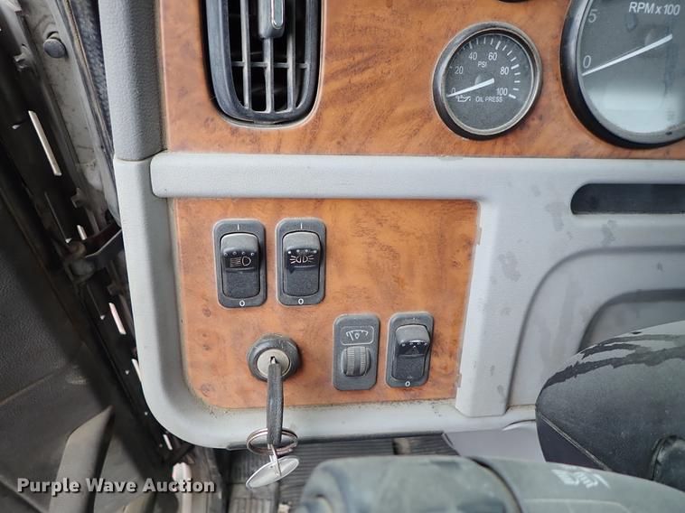 image for item DF8858 2007 Peterbilt 385 semi truck