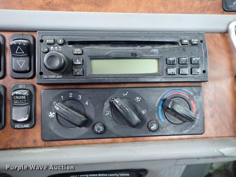 image for item DF8858 2007 Peterbilt 385 semi truck