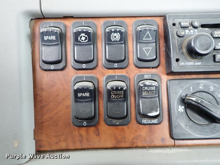 image for item DF8858 2007 Peterbilt 385 semi truck