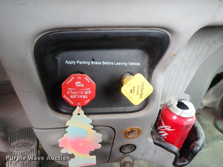 image for item DF8858 2007 Peterbilt 385 semi truck