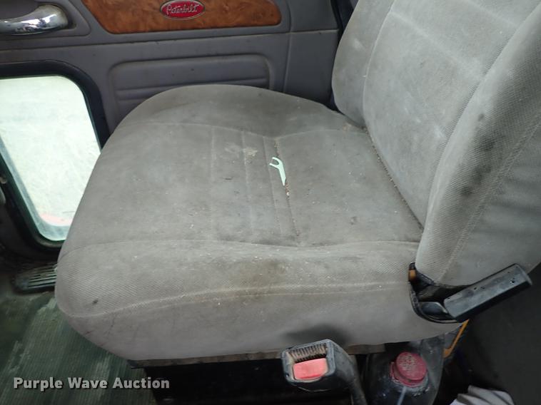 image for item DF8858 2007 Peterbilt 385 semi truck