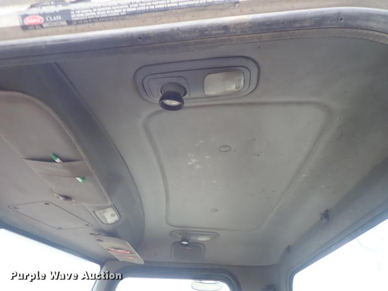 image for item DF8858 2007 Peterbilt 385 semi truck