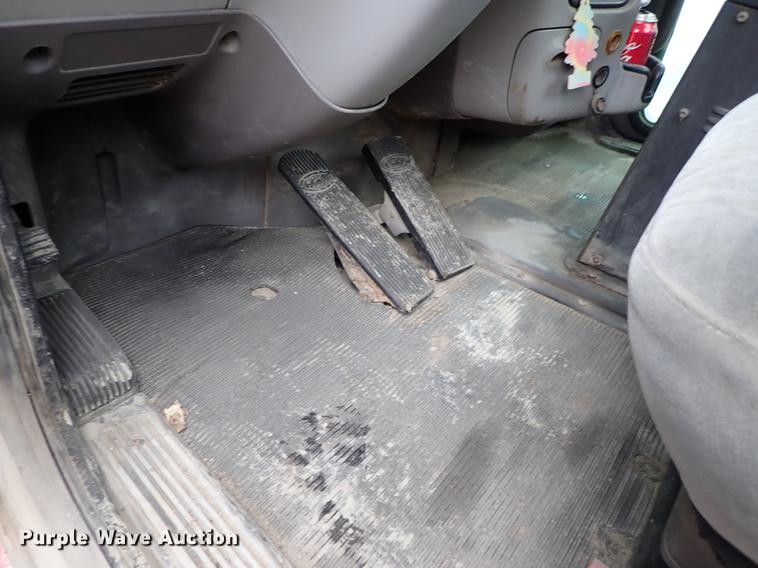 image for item DF8858 2007 Peterbilt 385 semi truck