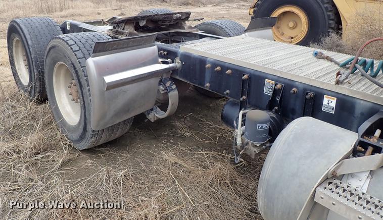 image for item DF8858 2007 Peterbilt 385 semi truck