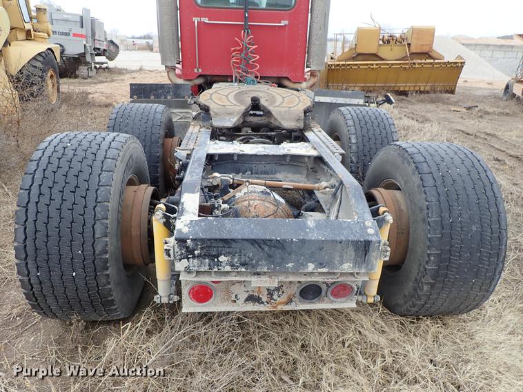 image for item DF8858 2007 Peterbilt 385 semi truck