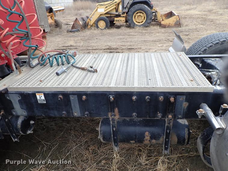 image for item DF8858 2007 Peterbilt 385 semi truck