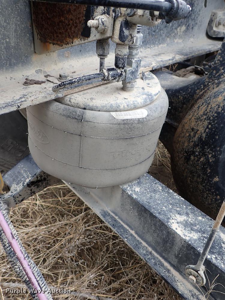 image for item DF8858 2007 Peterbilt 385 semi truck