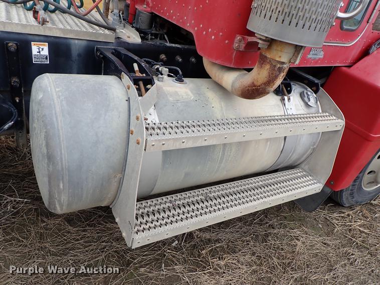 image for item DF8858 2007 Peterbilt 385 semi truck