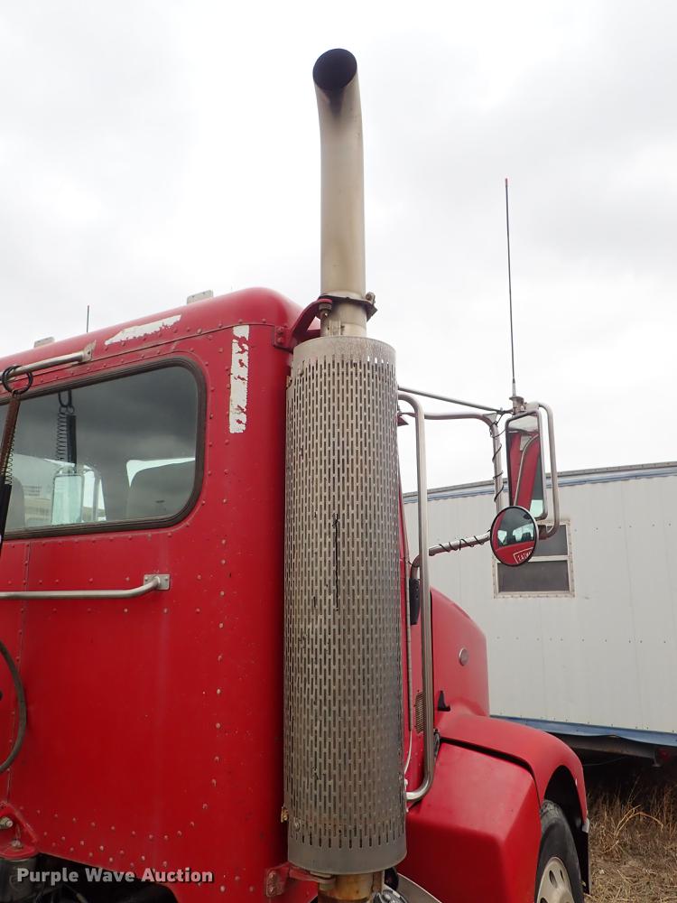 image for item DF8858 2007 Peterbilt 385 semi truck