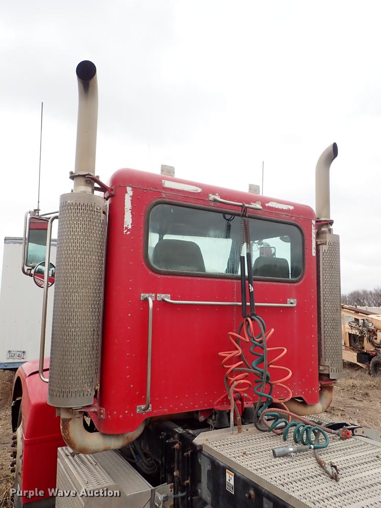image for item DF8858 2007 Peterbilt 385 semi truck