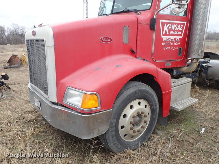 image for item DF8858 2007 Peterbilt 385 semi truck