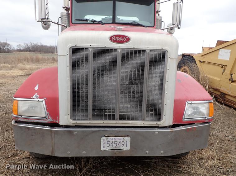 image for item DF8858 2007 Peterbilt 385 semi truck