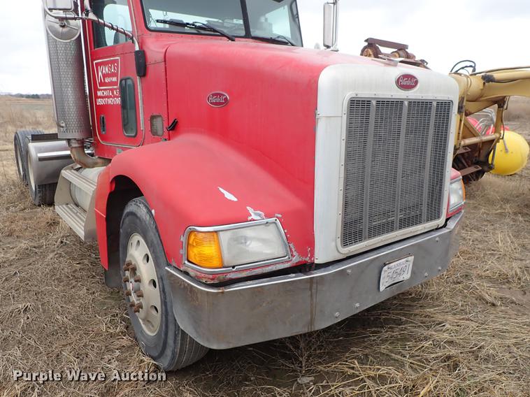 image for item DF8858 2007 Peterbilt 385 semi truck