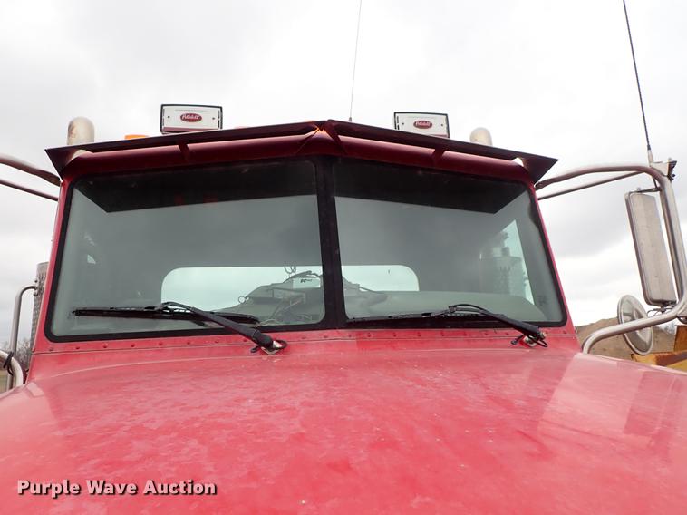 image for item DF8858 2007 Peterbilt 385 semi truck