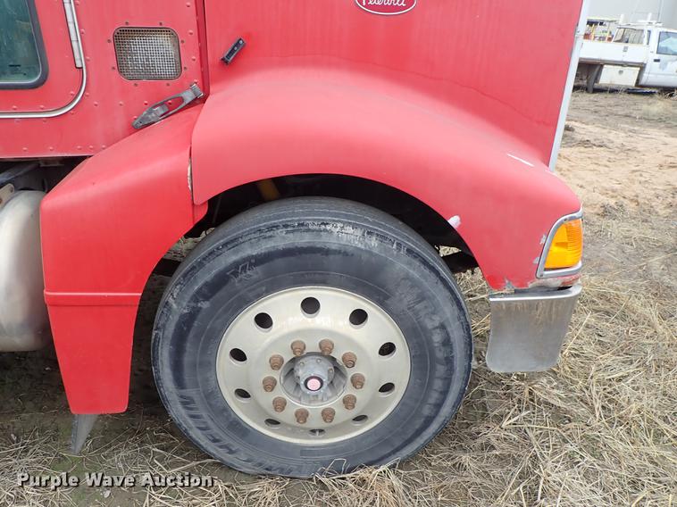image for item DF8858 2007 Peterbilt 385 semi truck