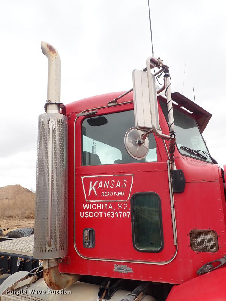 image for item DF8858 2007 Peterbilt 385 semi truck