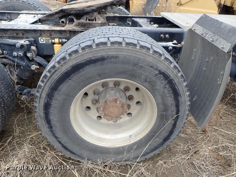 image for item DF8858 2007 Peterbilt 385 semi truck