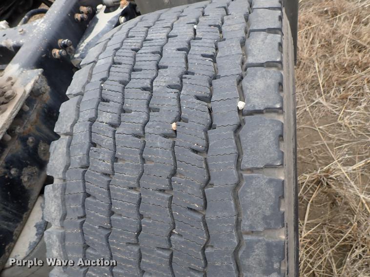 image for item DF8858 2007 Peterbilt 385 semi truck