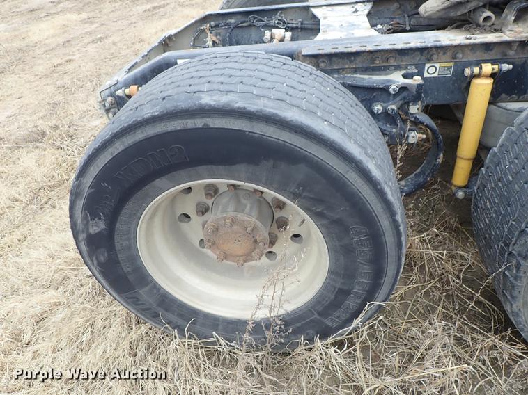 image for item DF8858 2007 Peterbilt 385 semi truck