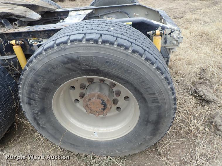 image for item DF8858 2007 Peterbilt 385 semi truck