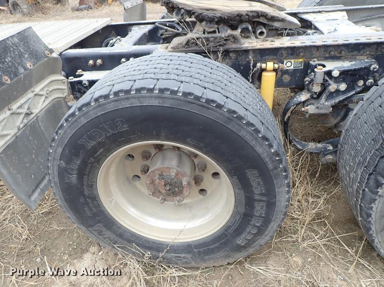 image for item DF8858 2007 Peterbilt 385 semi truck