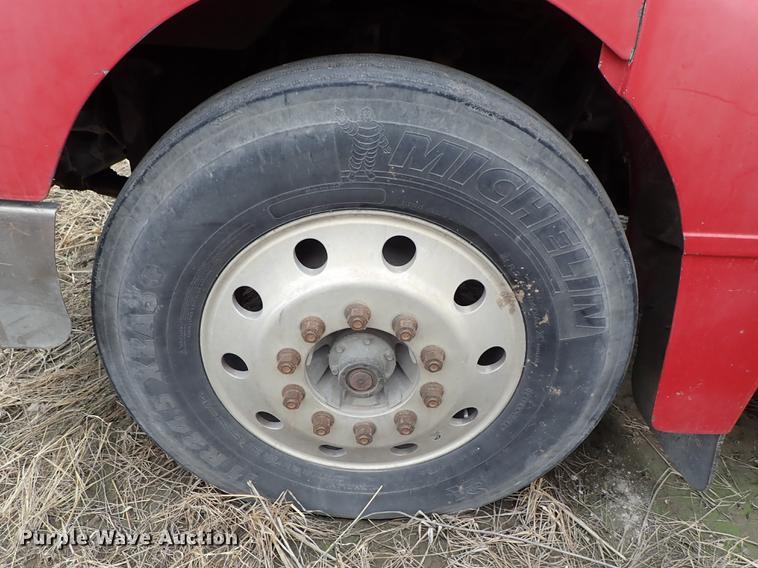 image for item DF8858 2007 Peterbilt 385 semi truck