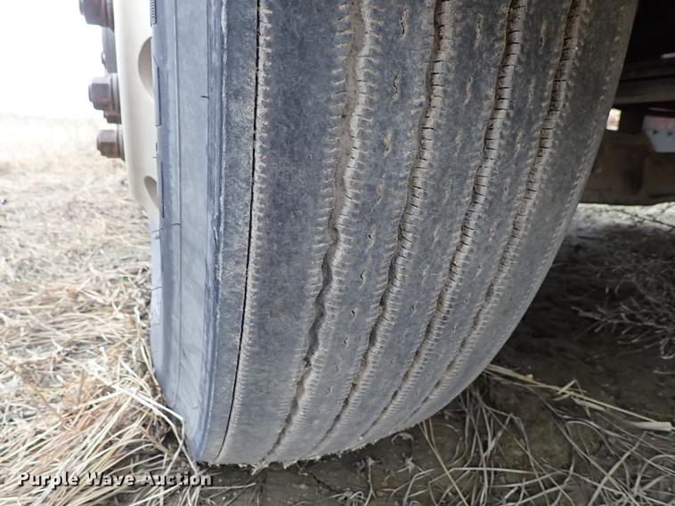 image for item DF8858 2007 Peterbilt 385 semi truck