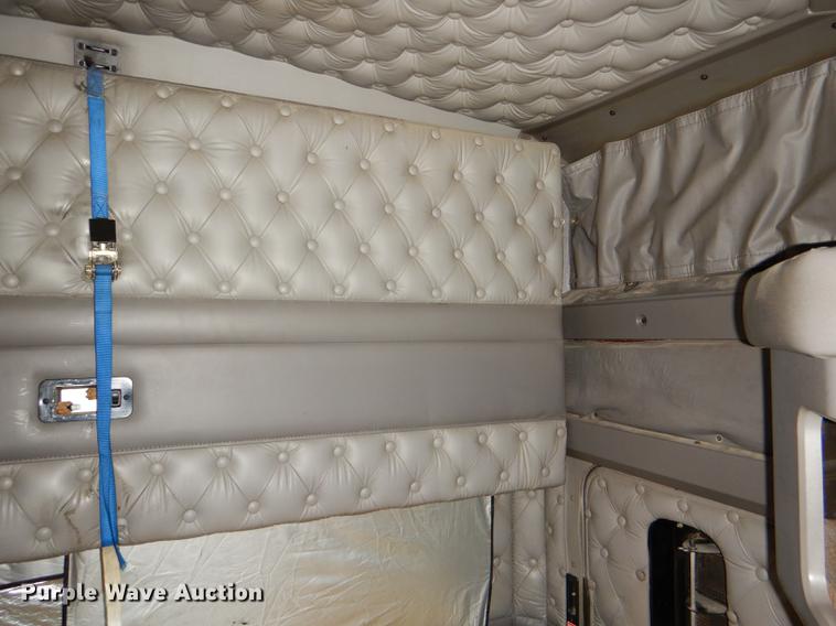 image for item DG1015 2006 Kenworth T600 Paccar semi truck