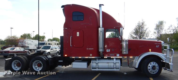 image for item DG1048 1999 Freightliner FLD semi truck