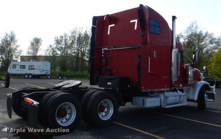 image for item DG1048 1999 Freightliner FLD semi truck