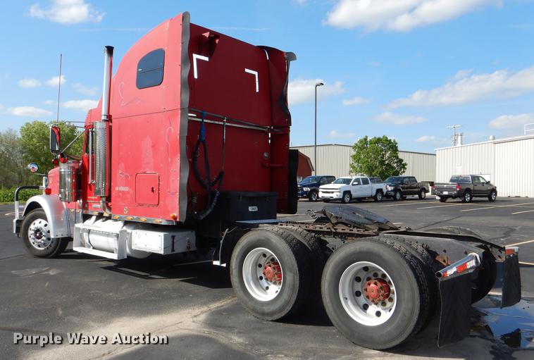 image for item DG1048 1999 Freightliner FLD semi truck