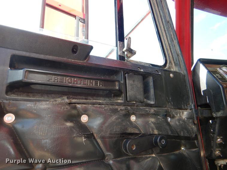 image for item DG1048 1999 Freightliner FLD semi truck