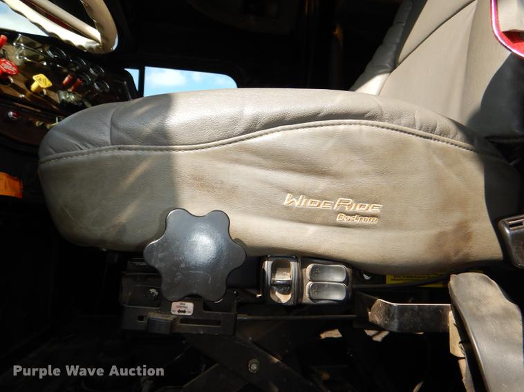 image for item DG1048 1999 Freightliner FLD semi truck