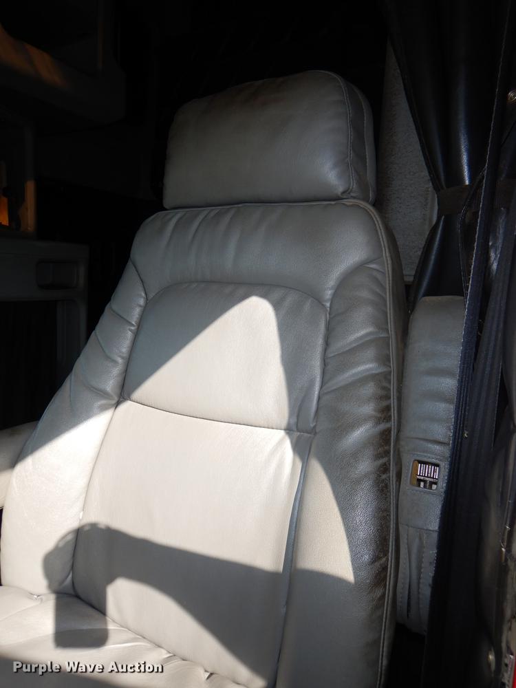 image for item DG1048 1999 Freightliner FLD semi truck