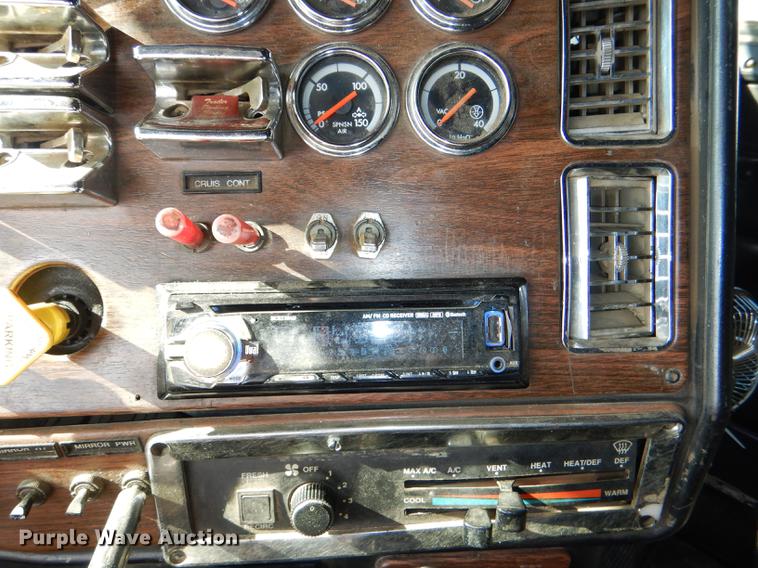 image for item DG1048 1999 Freightliner FLD semi truck