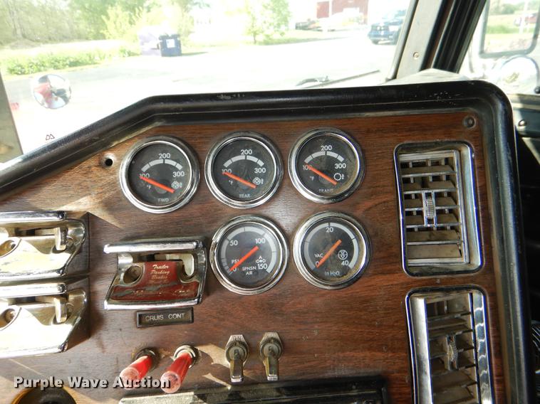 image for item DG1048 1999 Freightliner FLD semi truck