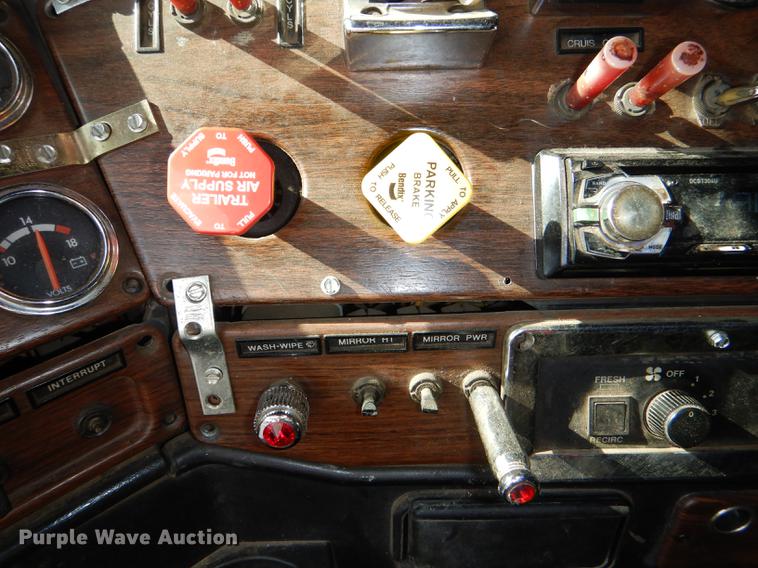 image for item DG1048 1999 Freightliner FLD semi truck