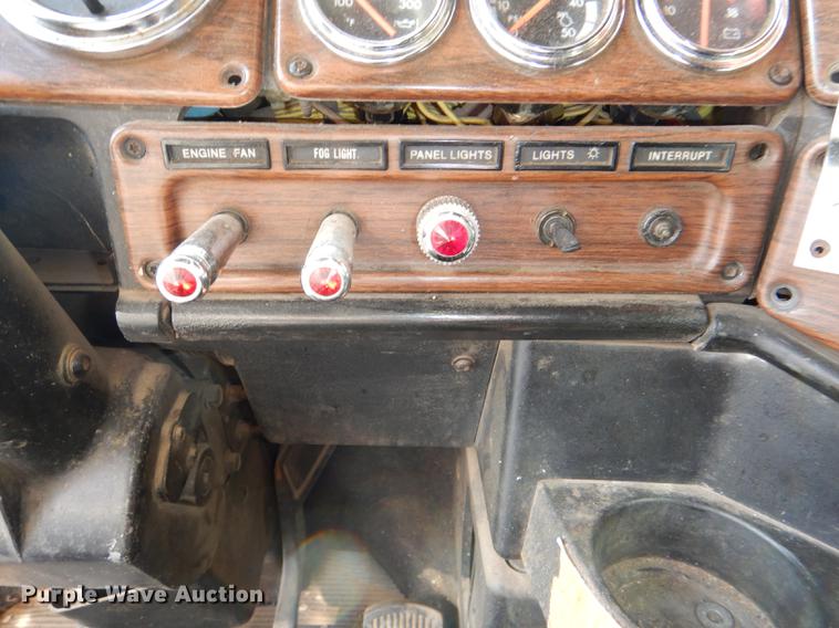 image for item DG1048 1999 Freightliner FLD semi truck