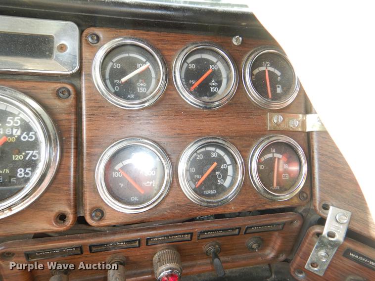 image for item DG1048 1999 Freightliner FLD semi truck