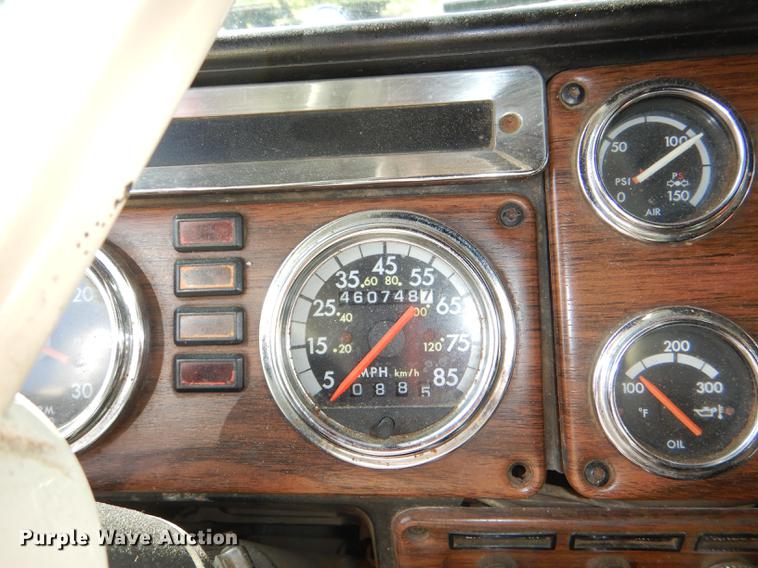 image for item DG1048 1999 Freightliner FLD semi truck