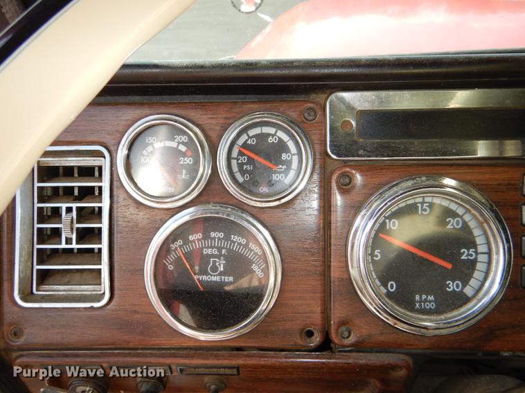 image for item DG1048 1999 Freightliner FLD semi truck